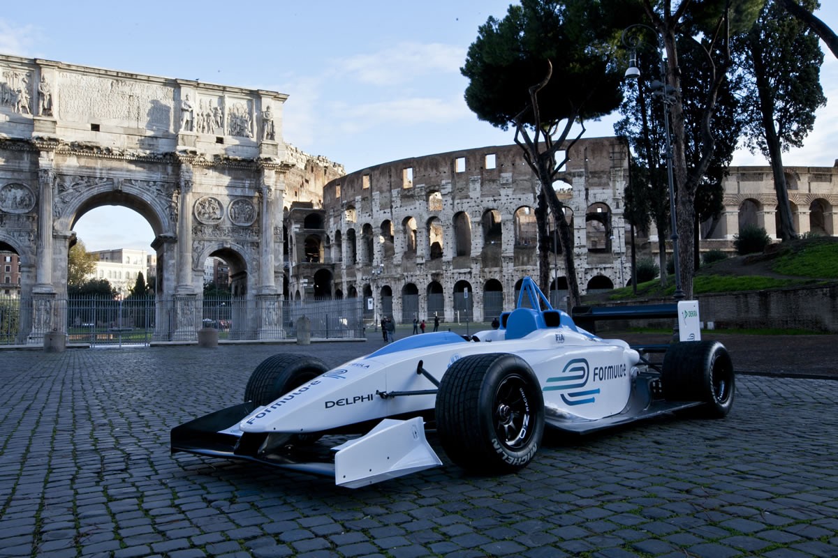 Immagine di Mediaset, in esclusiva per tre anni la Formula E di Automobilismo. Il 14 Aprile tappa a Roma - Scopri di più su Sport