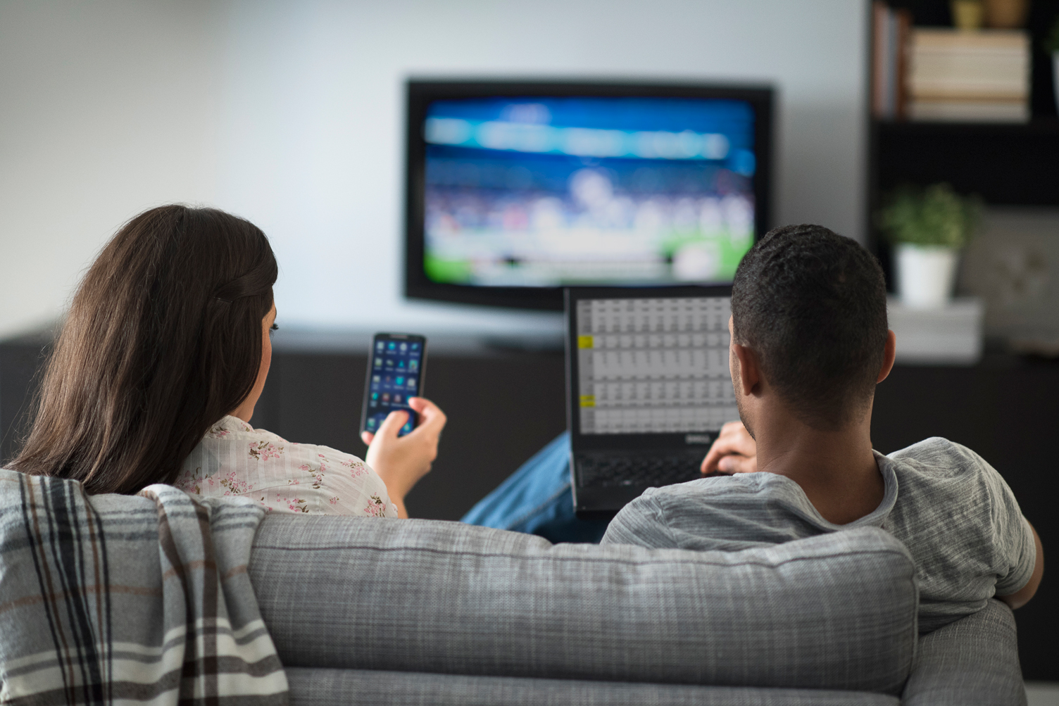 Trend negativo per il settore televisivo ma crescono ricavi grazie a canone e pay-tv
