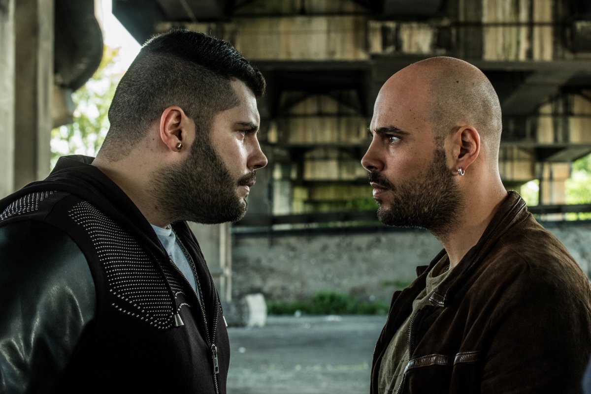 Visualizza: 895 mila spettatori per episodi 9 e 10 di Gomorra 3 su Sky. Permanenza stabile 88% su Digital-News.it Immagine di 895 mila spettatori per episodi 9 e 10 di Gomorra 3 su Sky. Permanenza stabile 88% - Scopri di più su Sky Italia