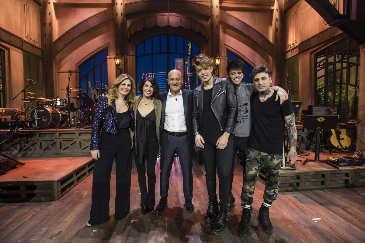 Visualizza: Saturday Night Live con Claudio Bisio mattatore dello show su TV8 su Digital-News.it Immagine di Saturday Night Live con Claudio Bisio mattatore dello show su TV8 - Scopri di più su Sky Italia
