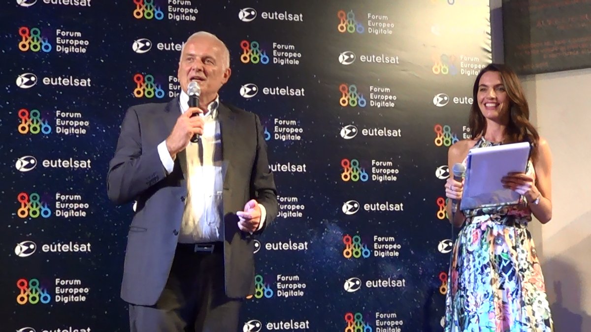 Visualizza: Forum Europeo Digitale Awards 2018, ecco tutti i vincitori premiati a Lucca su Digital-News.it Immagine di Forum Europeo Digitale Awards 2018, ecco tutti i vincitori premiati a Lucca - Scopri di più su Satellite / Estero
