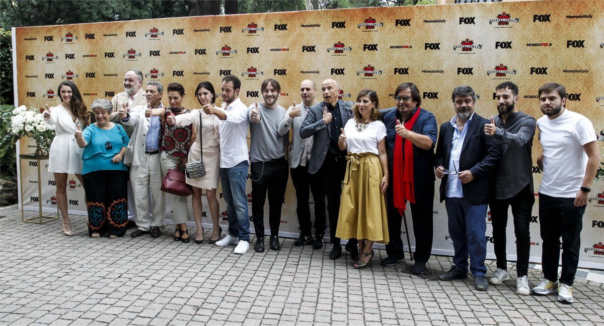 Visualizza: Romolo + Giuly: la guerra mondiale italiana, Fox presenta la nuova serie comedy su Digital-News.it Immagine di Romolo + Giuly: la guerra mondiale italiana, Fox presenta la nuova serie comedy - Scopri di più su Sky Italia
