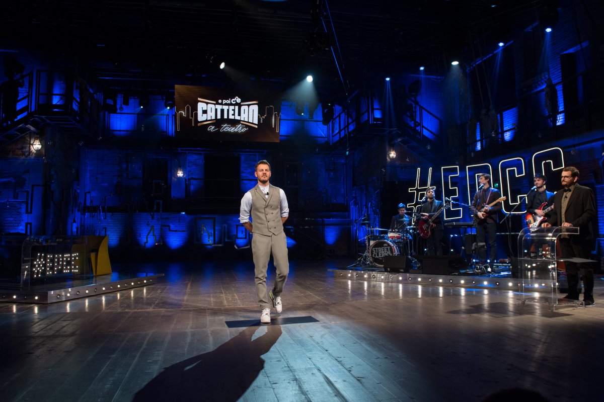 Visualizza: EPCC a Teatro - Alessandro Cattelan torna su Sky Uno in prima serata su Digital-News.it Immagine di EPCC a Teatro - Alessandro Cattelan torna su Sky Uno in prima serata - Scopri di più su Sky Italia