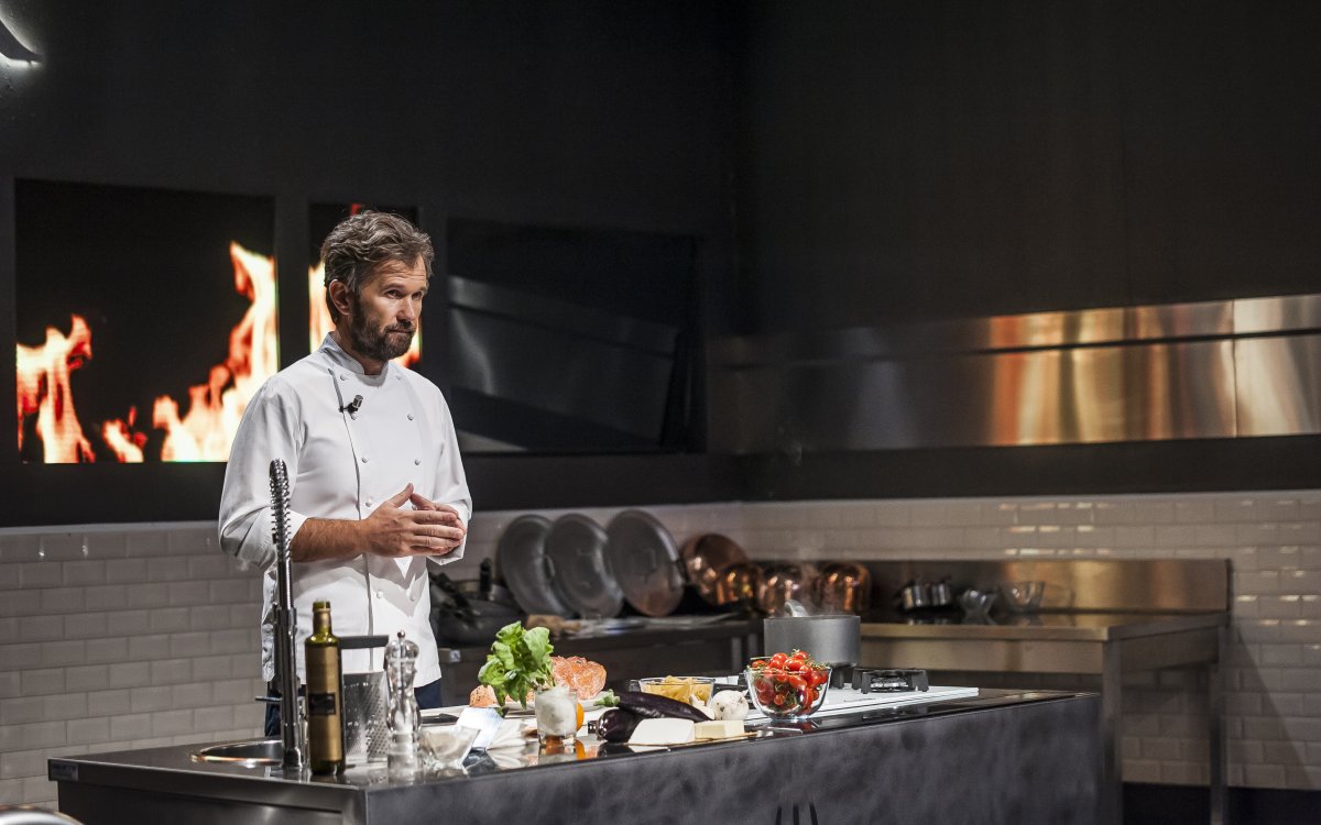 Immagine di Carlo Cracco torna giudice su Sky Uno in Hell's Kitchen Italia - Scopri di più su Sky Italia