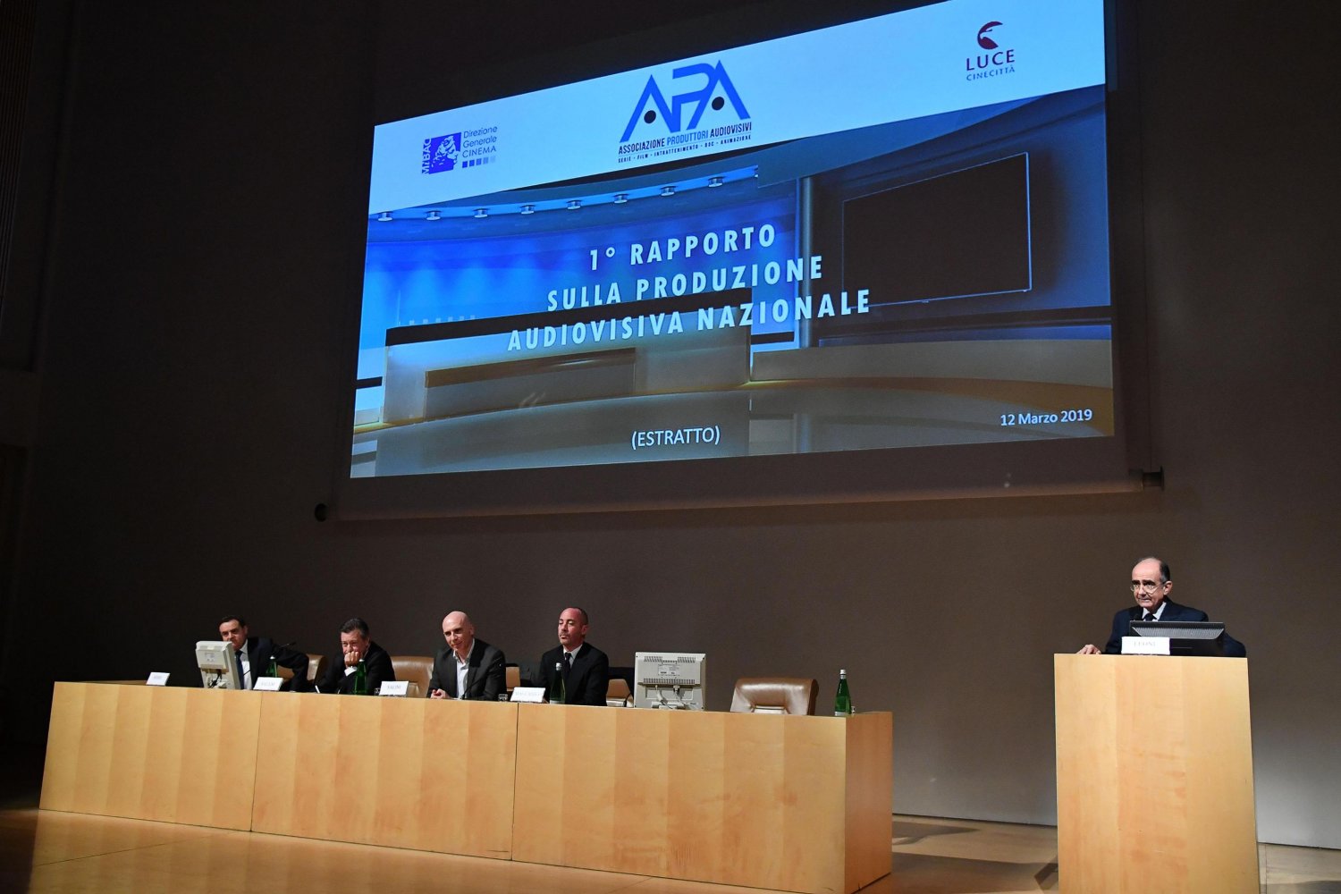 Foto - Settore tv vivo nonostante la crisi, on demand trainano la rinascita 