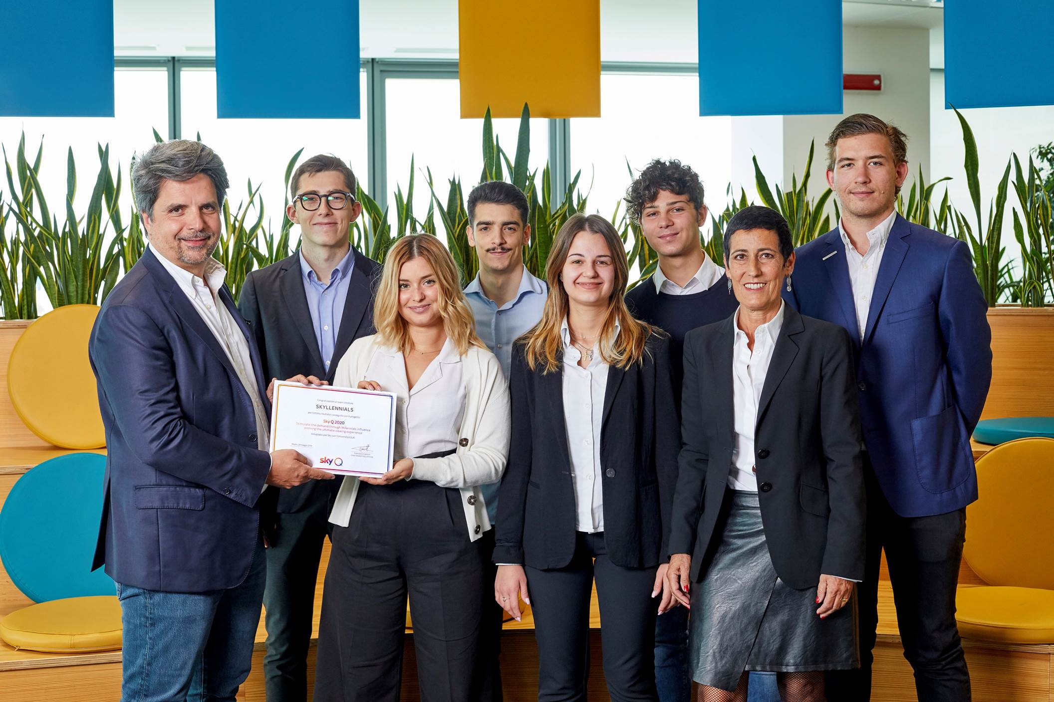 Visualizza: Sky e IULM, premiati gli studenti in gara per raccontare Sky Q ai millennials su Digital-News.it Immagine di Sky e IULM, premiati gli studenti in gara per raccontare Sky Q ai millennials - Scopri di più su Sky Italia