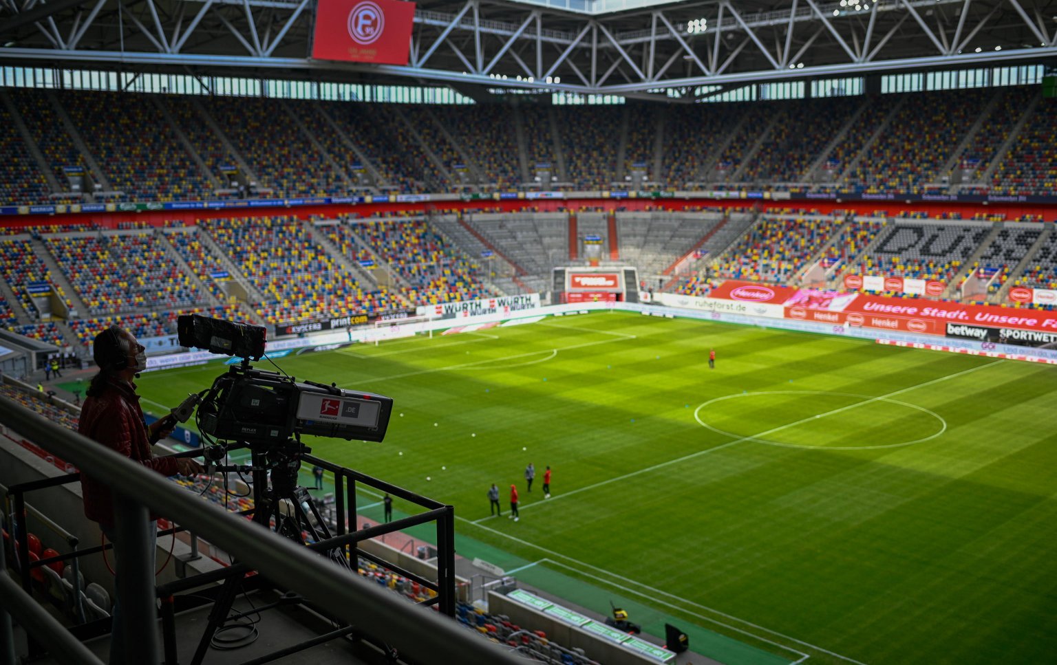 Visualizza: Uefa affida a Sky il Virtual Audio per Finals Champions ed Europa League su Digital-News.it Immagine di Uefa affida a Sky il Virtual Audio per Finals Champions ed Europa League - Scopri di più su Sky Italia