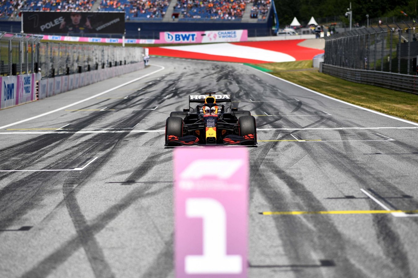 Visualizza: F1 Austria 2021, Gara - Diretta Esclusiva ore 15 Sky Sport, differita ore 18 Tv8 su Digital-News.it Immagine di F1 Austria 2021, Gara - Diretta Esclusiva ore 15 Sky Sport, differita ore 18 Tv8 - Scopri di più su Sky Italia