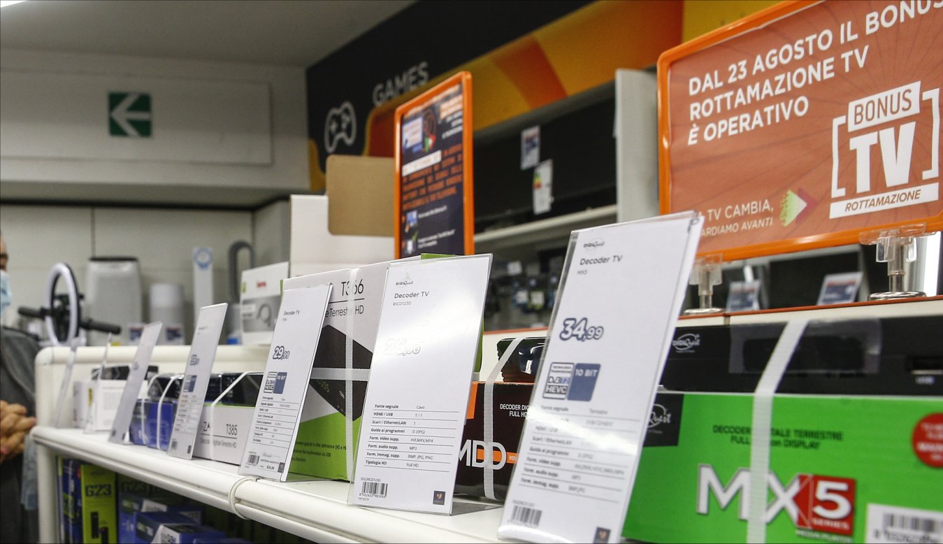 Immagine di Nuovo Bonus TV, Poste italiane consegna decoder a domicilio per over 70 con basso reddito - Scopri di più su Digitale Terrestre