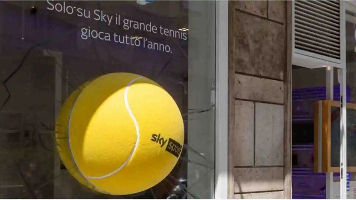 Roma, enormi palle da tennis sembrano essersi incastrate nelle vetrine dei negozi Sky