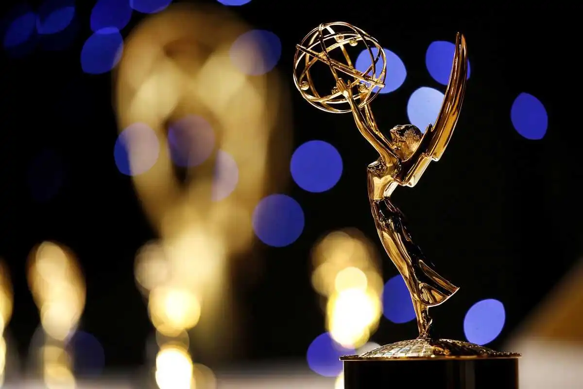 Emmy Awards 2025 in diretta su Sky e NOW: The Last of Us, The White Lotus e The Penguin tra i favoriti