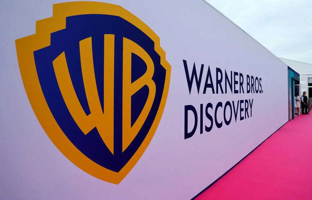 Warner Bros. Discovery valuta cessione totale o parziale: revisione strategica e offerte di mercato Warner Bros. Discovery valuta cessione totale o parziale: revisione strategica e offerte di mercato