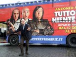 Immagine di Tutto tutto niente niente con Antonio Albanese da oggi su Sky PrimaFila - Scopri su Sky Italia